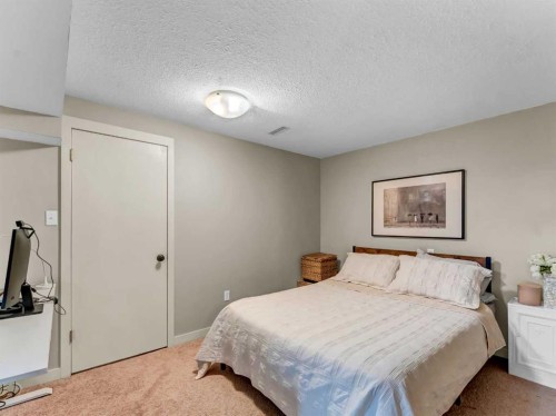 11 Taylor Crescent Se, Medicine Hat, AB - Indoor Photo Showing Bedroom