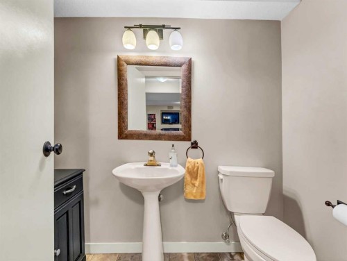 11 Taylor Crescent Se, Medicine Hat, AB - Indoor Photo Showing Bathroom