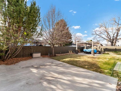 11 Taylor Crescent Se, Medicine Hat, AB - Outdoor