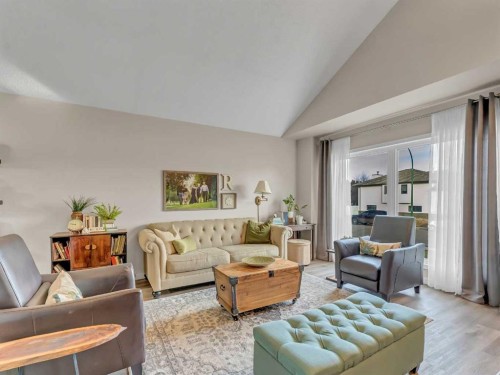 11 Taylor Crescent Se, Medicine Hat, AB - Indoor Photo Showing Living Room