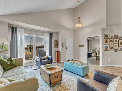 11 Taylor Crescent Se, Medicine Hat, AB - Indoor Photo Showing Living Room