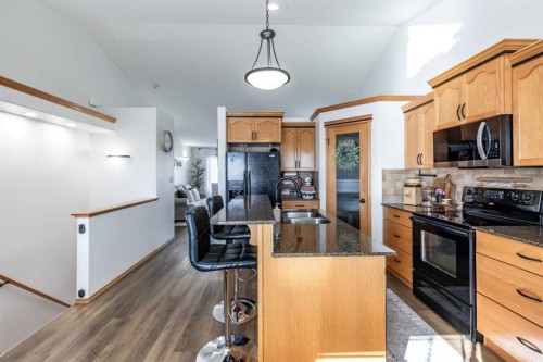 367 Ranchlands Boulevard Ne, Medicine Hat, AB - Indoor Photo Showing Kitchen With Double Sink