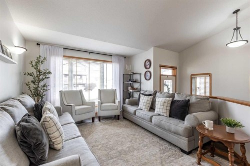 367 Ranchlands Boulevard Ne, Medicine Hat, AB - Indoor Photo Showing Living Room