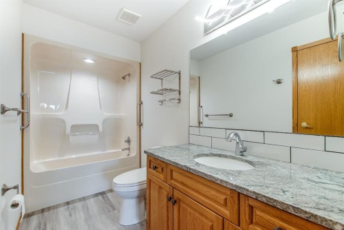 429-1182 Southview Drive Se, Medicine Hat, AB - Indoor Photo Showing Bathroom