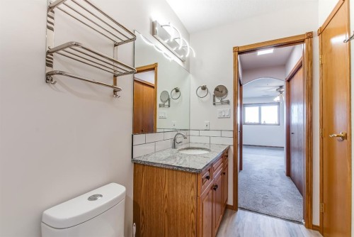 429-1182 Southview Drive Se, Medicine Hat, AB - Indoor Photo Showing Bathroom