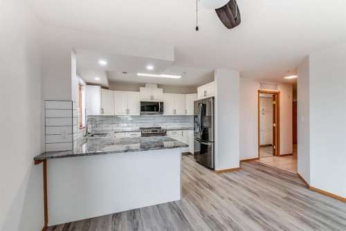 429-1182 Southview Drive Se, Medicine Hat, AB - Indoor Photo Showing Kitchen With Upgraded Kitchen