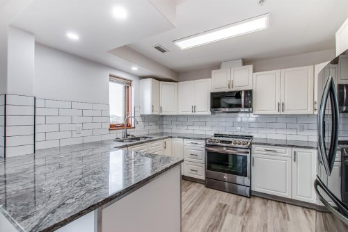 429-1182 Southview Drive Se, Medicine Hat, AB - Indoor Photo Showing Kitchen With Upgraded Kitchen