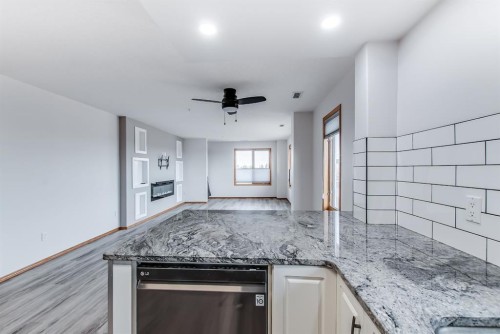 429-1182 Southview Drive Se, Medicine Hat, AB - Indoor Photo Showing Kitchen With Upgraded Kitchen