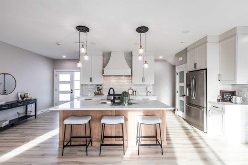 111 Sierra Road Sw, Medicine Hat, AB - Indoor Photo Showing Kitchen With Upgraded Kitchen