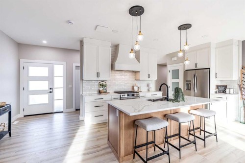 111 Sierra Road Sw, Medicine Hat, AB - Indoor Photo Showing Kitchen With Upgraded Kitchen