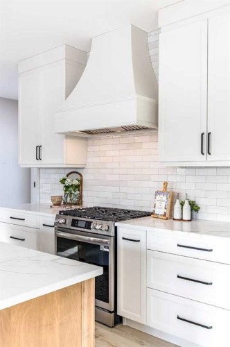 111 Sierra Road Sw, Medicine Hat, AB - Indoor Photo Showing Kitchen With Upgraded Kitchen