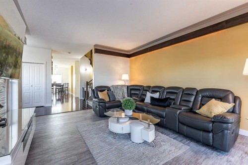 137 Ranchlands Boulevard Ne, Medicine Hat, AB - Indoor Photo Showing Living Room
