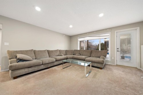 20 Cottonwood Close Sw, Medicine Hat, AB - Indoor Photo Showing Living Room