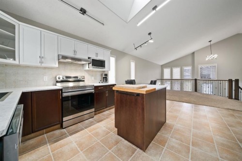 20 Cottonwood Close Sw, Medicine Hat, AB - Indoor Photo Showing Kitchen
