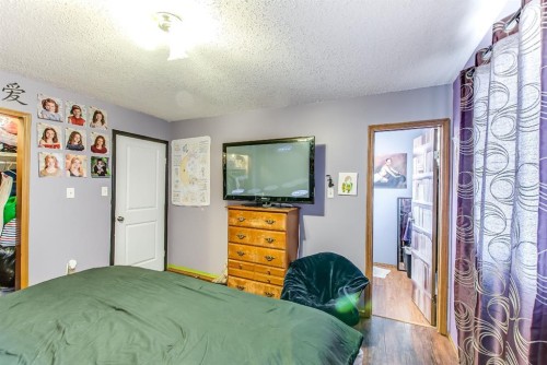 40 Ross Glen Court Se, Medicine Hat, AB - Indoor Photo Showing Bedroom