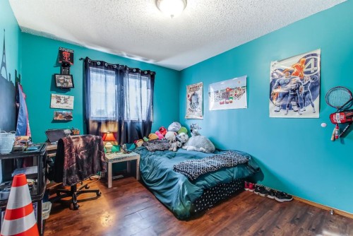 40 Ross Glen Court Se, Medicine Hat, AB - Indoor Photo Showing Bedroom