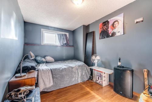 40 Ross Glen Court Se, Medicine Hat, AB - Indoor Photo Showing Bedroom