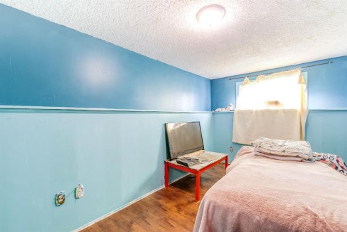 40 Ross Glen Court Se, Medicine Hat, AB - Indoor Photo Showing Bedroom