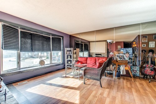 40 Ross Glen Court Se, Medicine Hat, AB - Indoor Photo Showing Living Room
