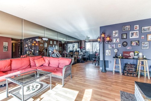 40 Ross Glen Court Se, Medicine Hat, AB - Indoor Photo Showing Living Room