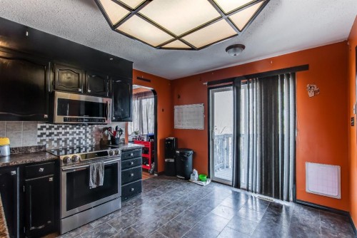 40 Ross Glen Court Se, Medicine Hat, AB - Indoor Photo Showing Kitchen