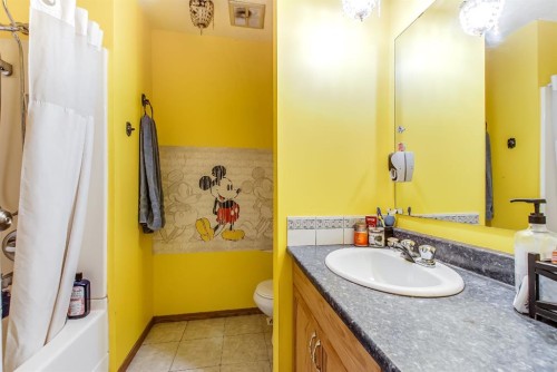 40 Ross Glen Court Se, Medicine Hat, AB - Indoor Photo Showing Bathroom