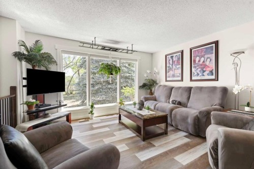 467 10 Street, Dunmore, AB - Indoor Photo Showing Living Room