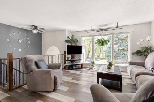 467 10 Street, Dunmore, AB - Indoor Photo Showing Living Room