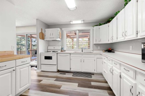 467 10 Street, Dunmore, AB - Indoor Photo Showing Kitchen