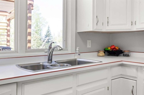 467 10 Street, Dunmore, AB - Indoor Photo Showing Kitchen With Double Sink