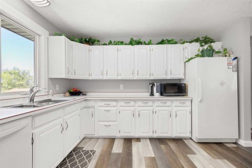 467 10 Street, Dunmore, AB - Indoor Photo Showing Kitchen With Double Sink
