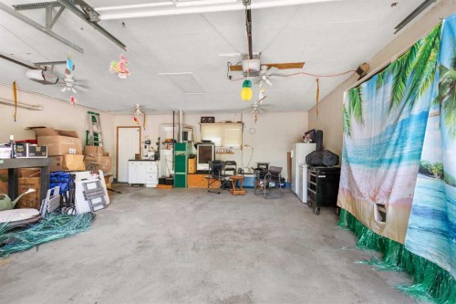 467 10 Street, Dunmore, AB - Indoor Photo Showing Garage
