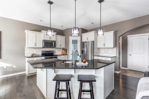 324 Somerside Crescent Se, Medicine Hat, AB - Indoor Photo Showing Kitchen With Upgraded Kitchen