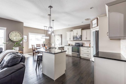 324 Somerside Crescent Se, Medicine Hat, AB - Indoor Photo Showing Kitchen With Upgraded Kitchen