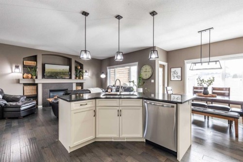 324 Somerside Crescent Se, Medicine Hat, AB - Indoor Photo Showing Kitchen