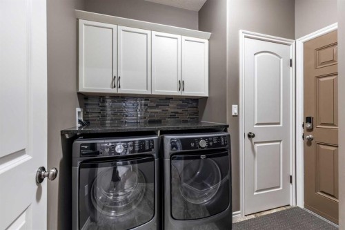 324 Somerside Crescent Se, Medicine Hat, AB - Indoor Photo Showing Laundry Room