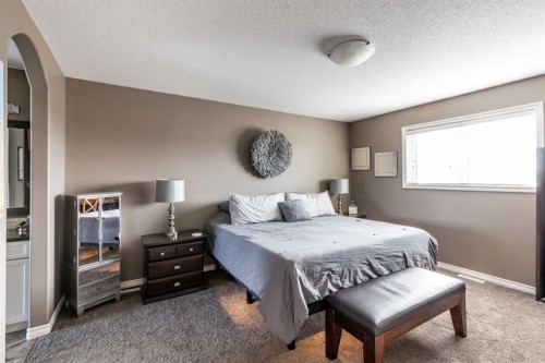 324 Somerside Crescent Se, Medicine Hat, AB - Indoor Photo Showing Bedroom
