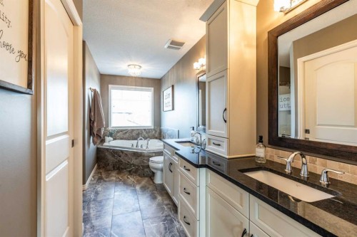 324 Somerside Crescent Se, Medicine Hat, AB - Indoor Photo Showing Bathroom