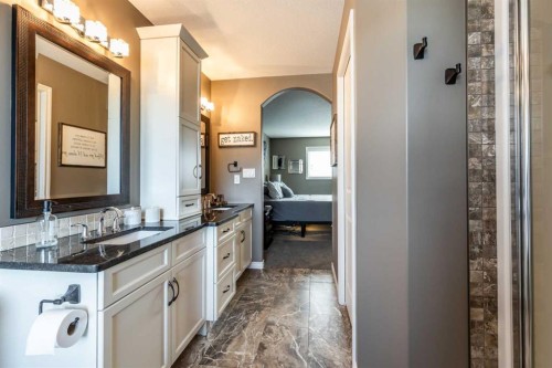 324 Somerside Crescent Se, Medicine Hat, AB - Indoor Photo Showing Bathroom