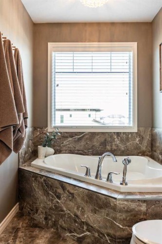 324 Somerside Crescent Se, Medicine Hat, AB - Indoor Photo Showing Bathroom
