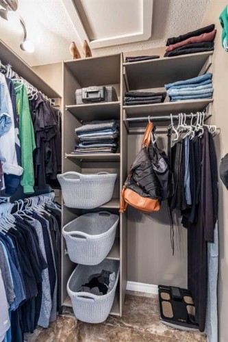 324 Somerside Crescent Se, Medicine Hat, AB - Indoor With Storage