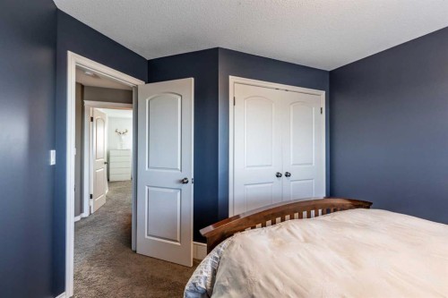 324 Somerside Crescent Se, Medicine Hat, AB - Indoor Photo Showing Bedroom