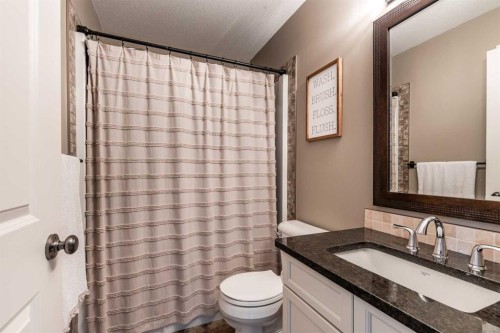 324 Somerside Crescent Se, Medicine Hat, AB - Indoor Photo Showing Bathroom