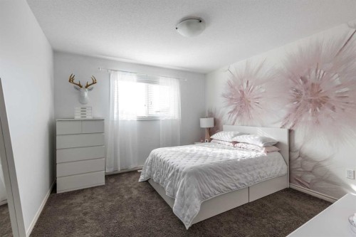 324 Somerside Crescent Se, Medicine Hat, AB - Indoor Photo Showing Bedroom