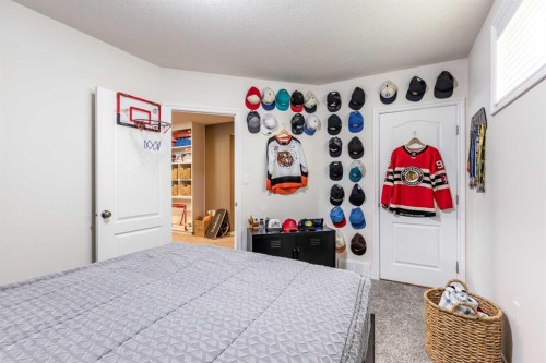324 Somerside Crescent Se, Medicine Hat, AB - Indoor Photo Showing Bedroom