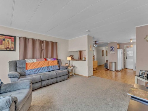 220 Fairchild Street Sw, Medicine Hat, AB - Indoor Photo Showing Living Room
