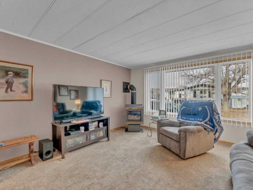 220 Fairchild Street Sw, Medicine Hat, AB - Indoor Photo Showing Living Room