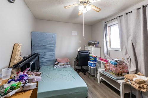 201 5 Street Se, Medicine Hat, AB - Indoor Photo Showing Bedroom
