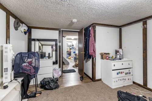 201 5 Street Se, Medicine Hat, AB - Indoor Photo Showing Other Room