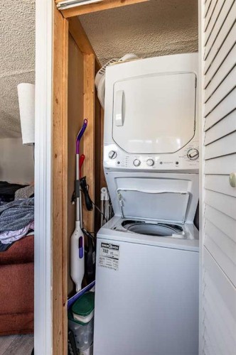 201 5 Street Se, Medicine Hat, AB - Indoor Photo Showing Laundry Room